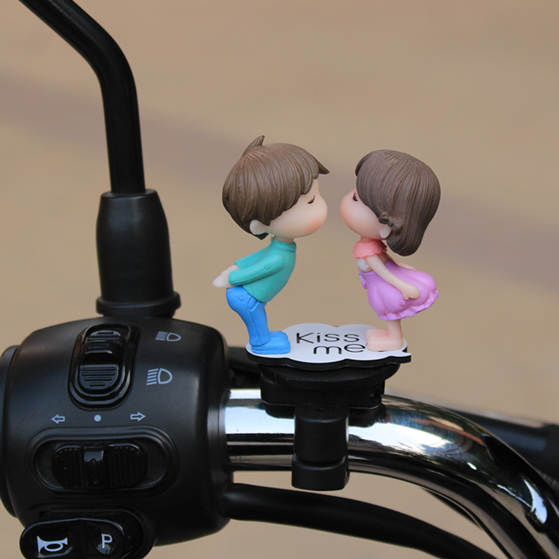 可爱创意手办情侣kiss汽车载摆件自行车电动摩托车装饰品配件挂件