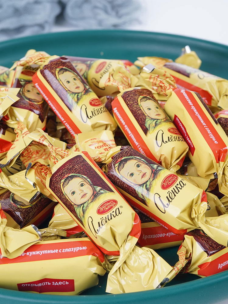 俄罗斯进口大头娃娃巧克力糖果芝麻花生果仁酥喜糖休闲零食礼物